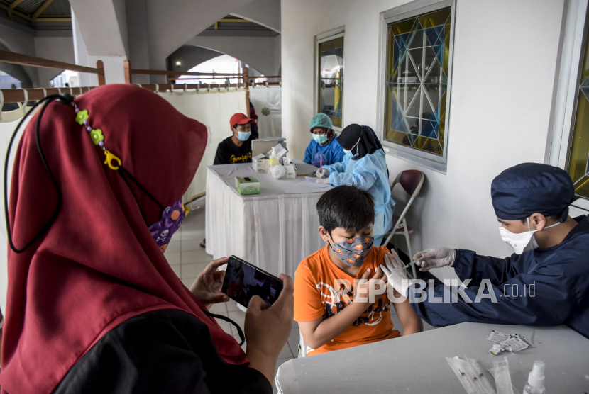 Vaksinator menyuntikkan vaksin Covid-19 jenis Pfizer ke seorang anak saat Gebyar Vaksinasi Covid-19 MUI dan Baznas di Masjid Pusdai, Kota Bandung.