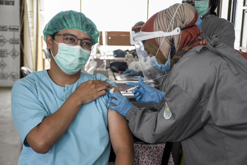Vaksinator menyuntikkan vaksin Covid-19 ke tenaga kesehatan di UPT Puskesmas Babatan, Jalan Babatan, Kota Bandung, Jumat.