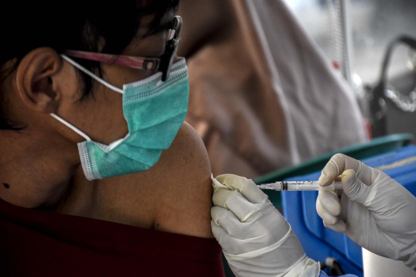 Vaksinator menyuntikkan vaksin Covid-19 ke warga di Taman Dewi Sartika, Jalan Wastukencana, Kota Bandung.