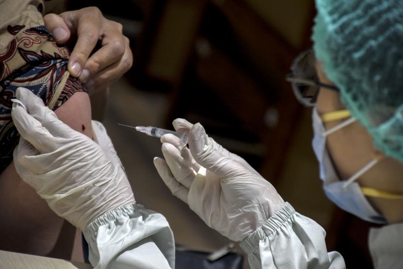 Vaksinator menyuntikkan vaksin Covid-19 ke warga saat pelaksanaan vaksinasi Covid-19 (ilustrasi). Muhammadiyah Denpasar buka vaksinasi dengan kuota 3.000 dosis.
