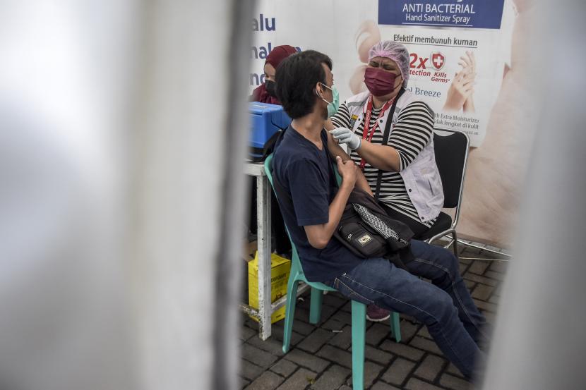 Vaksinator menyuntikkan vaksin Covid-19 ke warga saat pelaksanaan vaksinasi Covid-19 massal di Taman Dewi Sartika, Jalan Wastukencana, Kota Bandung, Selasa (18/10/2022).