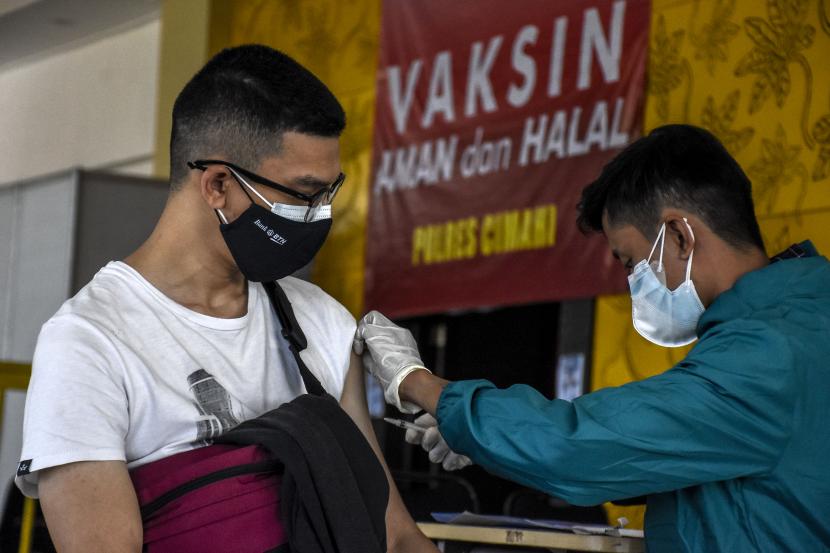 Vaksinator menyuntikkan vaksin Covid-19 ke warga saat vaksinasi massal di Cimahi Techno Park, Leuwigajah, Kota Cimahi.