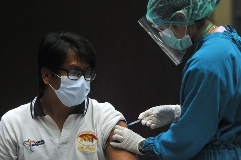 Vaksinator menyuntikkan vaksin Covid-19 kepada seorang pekerja sektor pariwisata (ilustrasi)