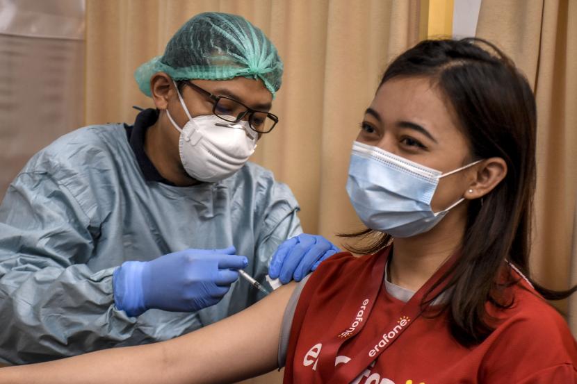Vaksinator menyuntikkan vaksin Covid-19 kepada pekerja tenant di 23 Paskal Shopping Centre, Jalan Pasir Kaliki, Kota Bandung. Sejauh ini vaksin Covid-19 bisa diberikan ke ibu menyusui, ibu hamil namun belum disarankan untuk mendapatkan suntikan vaksin Covid-19.