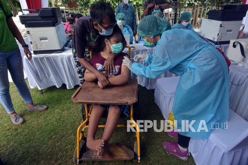 Pemkab Tabanan-Bali Siapkan 500 Dosis Vaksin untuk Pesantren. Vaksinator menyuntikkan vaksin COVID-19 kepada penyandang disabilitas saat Vaksinasi untuk Semua di halaman Kantor DPRD Provinsi Bali, Denpasar, Bali, Selasa (7/9/2021).Pemerintah Provinsi Bali menggenjot vaksinasi COVID-19 bagi penyadang disabilitas yang berjumlah sekitar 5.600 orang dan ditargetkan selesai pada akhir bulan September 2021.