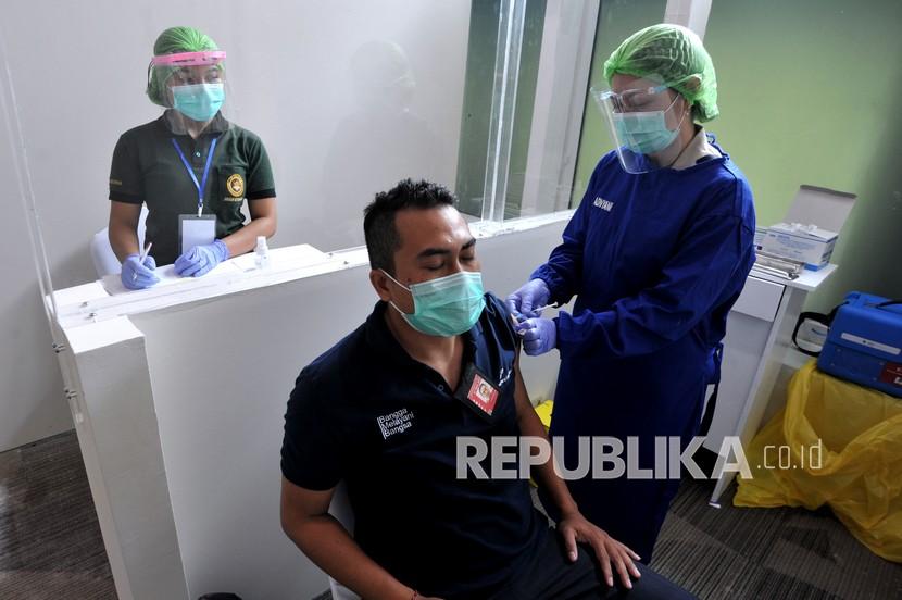 Vaksinator menyuntikkan vaksin COVID-19 kepada petugas bandara di kawasan Terminal Internasional Bandara Internasional I Gusti Ngurah Rai, Badung, Bali, Senin (22/3/2021). Vaksinasi kepada 5.000 orang petugas dari berbagai instansi komunitas Bandara Ngurah Rai itu dilakukan untuk mencegah penyebaran pandemi COVID-19 sekaligus sebagai persiapan pembukaan penerbangan internasional di bandara tersebut yang rencananya dilakukan pada pertengahan tahun 2021 mendatang.