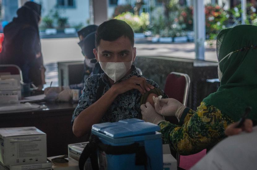 Vaksinator menyuntikkan vaksin COVID-19 kepada warga di Rangkasbitung, Lebak, Banten, Kamis (9/9/2021). Pemerintah menargetkan peningkatan laju vaksinasi COVID-19 hingga cakupan 2,5 juta penyuntikkan per hari pada September 2021.