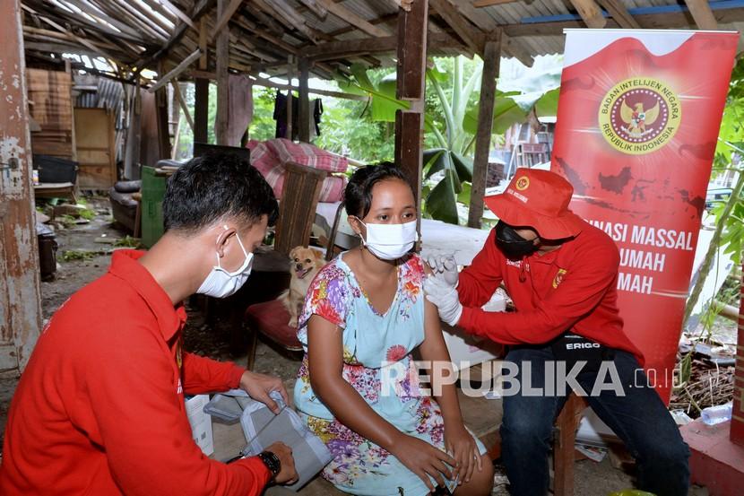 Vaksinator menyuntikkan vaksin COVID-19 kepada warga saat pelaksanaan vaksinasi rumah ke rumah di Denpasar, Bali, Senin (22/11/2021). Badan Intelijen Negara Daerah Bali terus menggencarkan vaksinasi COVID-19 baik secara massal maupun vaksinasi yang dilakukan dari rumah ke rumah sebagai upaya percepatan vaksinasi COVID-19 di Bali yang hingga Sabtu (20/11/2021) tercatat sebanyak 3.436.524 orang di wilayah Bali telah menerima vaksin COVID-19 tahap satu atau mencapai 100,92 persen dari target sasaran 3.405.130 orang.