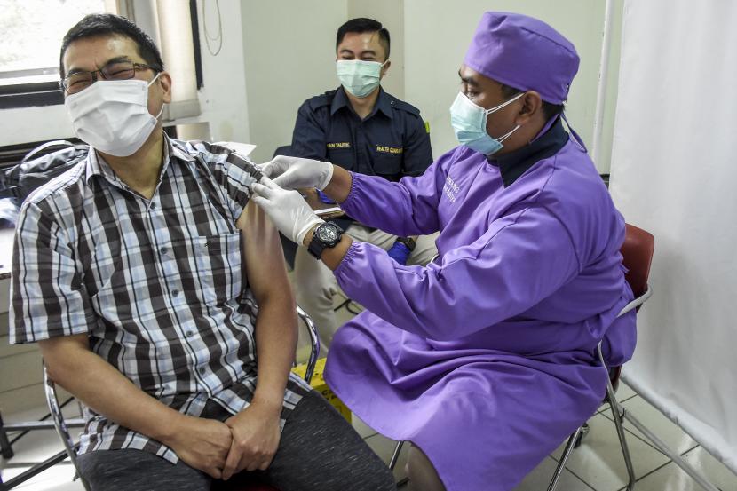 Vaksinator menyuntikkan vaksin Covid-19 Sinovac ke tenaga kesehatan saat Gebyar Vaksinasi Covid-19 di Gedung Sasana Budaya Ganesa, Jalan Tamansari, Kota Bandung.