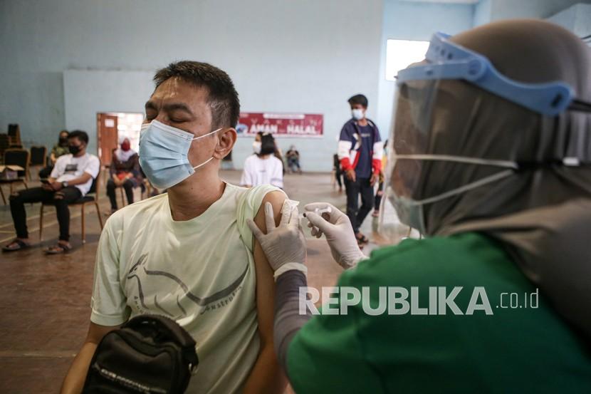 Vaksinator menyuntikkan vaksin COVID-19 Sinovac kepada pelaku UMKM di GOR Benda, Kota Tangerang, Banten, Senin (31/5/2021). Pemerintah Kota Tangerang mulai melakukan vaksinasi kepada pelaku UMKM sebagai upaya untuk mempercepat pemulihan ekonomi akibat dampak pandemi COVID-19.