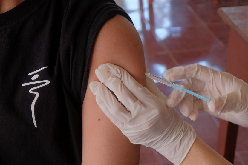 Satgas Penanganan Covid-19 Provinsi Bali mencatat capaian vaksinasi Covid-19 di daerah setempat untuk tahap pertama hingga Ahad (1/8) kemarin sudah mencapai 102,43 persen dari target sasaran sebanyak 2.996.060 orang. (Foto: Vaksinasi Covid-19 di Buaji Anyar, Desa Kesiman, Denpasar, Bali).