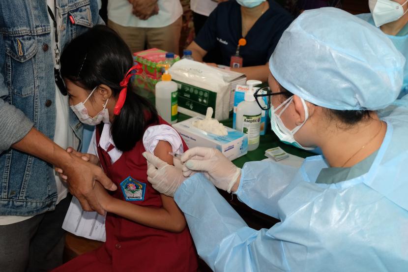Vaksinator menyuntikkan vaksin Sinovac kepada siswa SD (ilustrasi). Sembilan daerah di Sumatra Utara memenuhi syarat untuk melakukan vaksinasi Covid-19 bagi anak usia 6-11 tahun.
