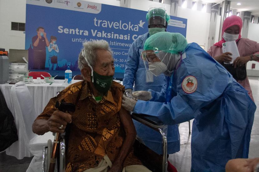 Vaksinator menyuntikkan vaksin untuk warga lansia di Sentra Vaksinasi Covid-19 (ilustrasi)