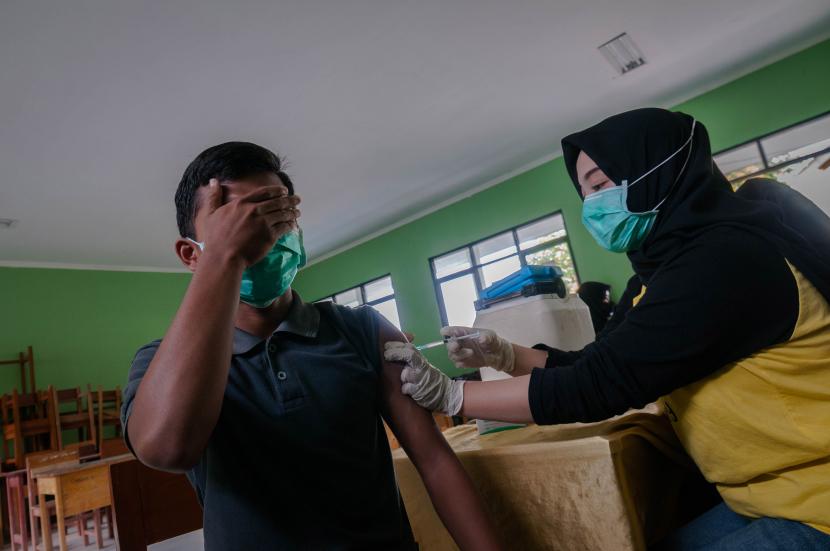 Vaksinator menyuntikkan vaksin Covis-19 kepada siswa di SMAN 2 Leuwidamar, Kabupaten Lebak, Provinsi Banten, Selasa (24/8/2021). 
