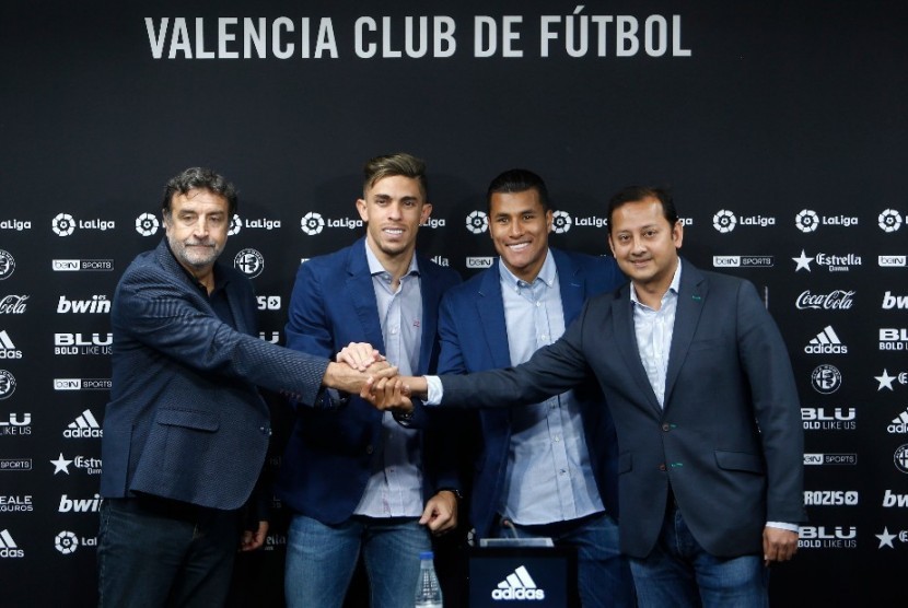 Valencia mengumumkan dua pemain belakang anyar mereka, yakni Jeison Murillo (kedua dari kanan) dan Gabriel Paulista (kedua dari kiri).