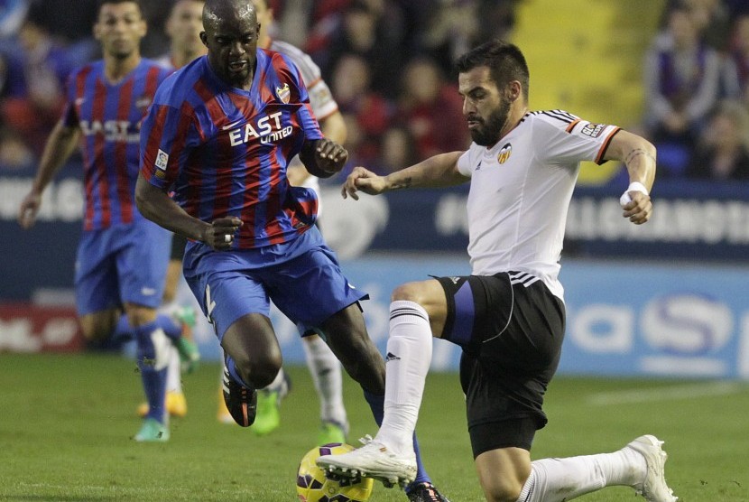 Valencia's Alvaro Negredo (R) and Levante's Papa Diop fight for the ball during their Spanish first division soccer match at the Ciudad de Valencia stadium in Valencia, November 23, 2014. 