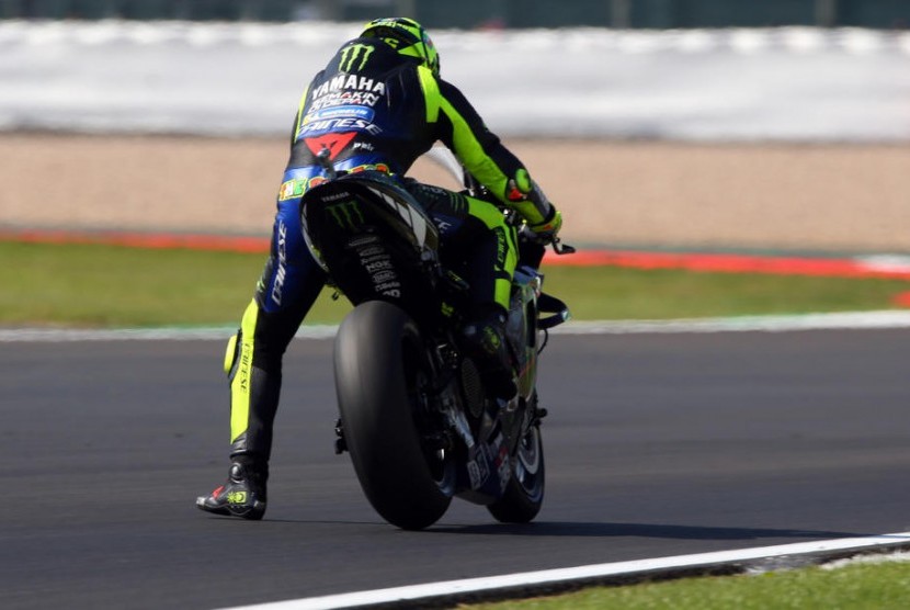 Legenda balapan motor dunia, Valentino Rossi mempraktikkan teknik leg wave ketika hendak memasuki tikungan dalam sebuah balapan MotoGP. 