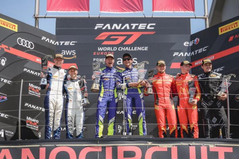 Valentino Rossi berada di podium juara Sirkuti Misano, saat memenangi seri GT World Challenge Europe 2023.