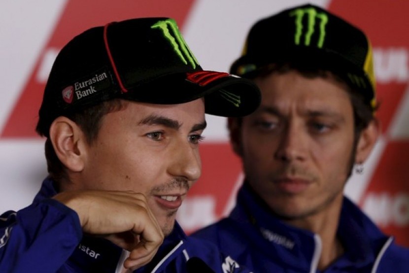 Valentino Rossi (kanan) dan Jorge Lorenzo saat masih sama-sama membela tim Monster Yamaha.
