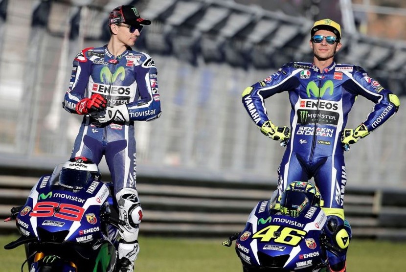 Dua legenda MotoGP saat masih sama-sama membela tim Yamaha, Valentino Rossi (kanan) dan Jorge Lorenzo.