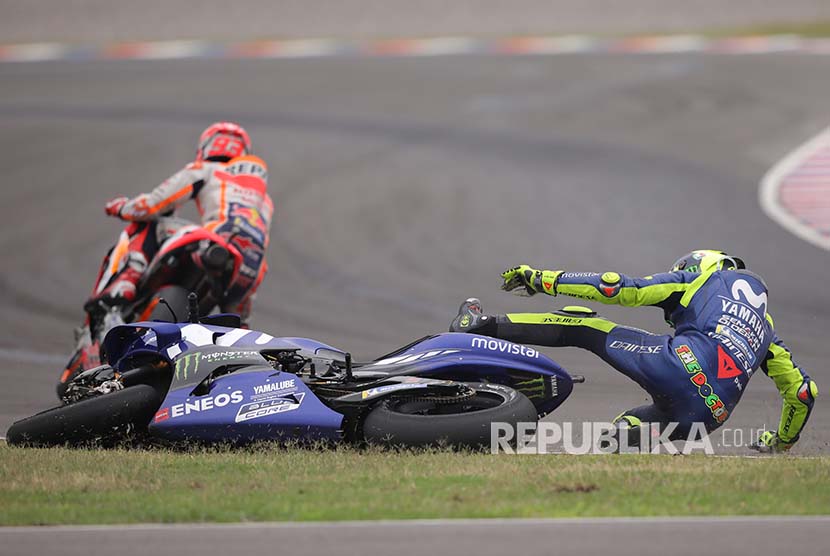 Valentino Rossi (kanan) terjatuh setelah ditabrak Marc Marquez pada MotoGP Argentina di Sirkuit Termas de Rio Hondo.