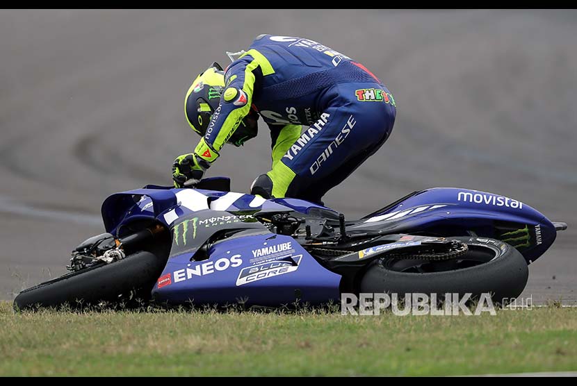 Valentino Rossi (kanan) terjatuh setelah bertabrakan dengan Marc Marquez pada MotoGP Argentina di Sirkuit Termas de Rio Hondo, Argentina 