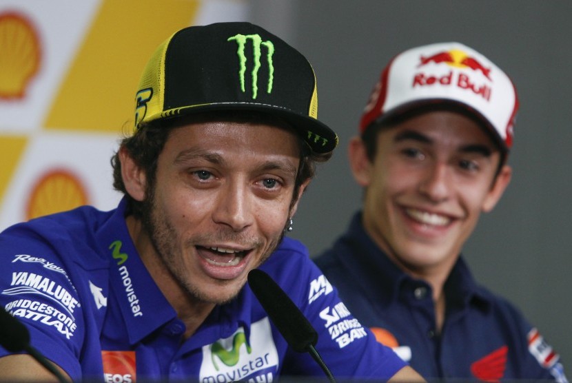 Valentino Rossi (kiri) dan Marc Marquez