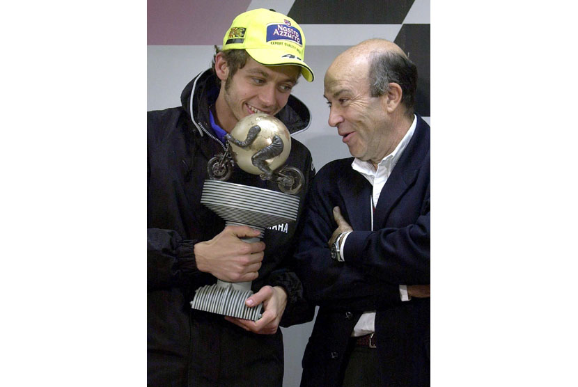 Valentino Rossi (kiri) berbicara dengan Presiden Dorna Carmelo Ezpeleta di Barcelona, Spanyol, 27 Maret 2004. 