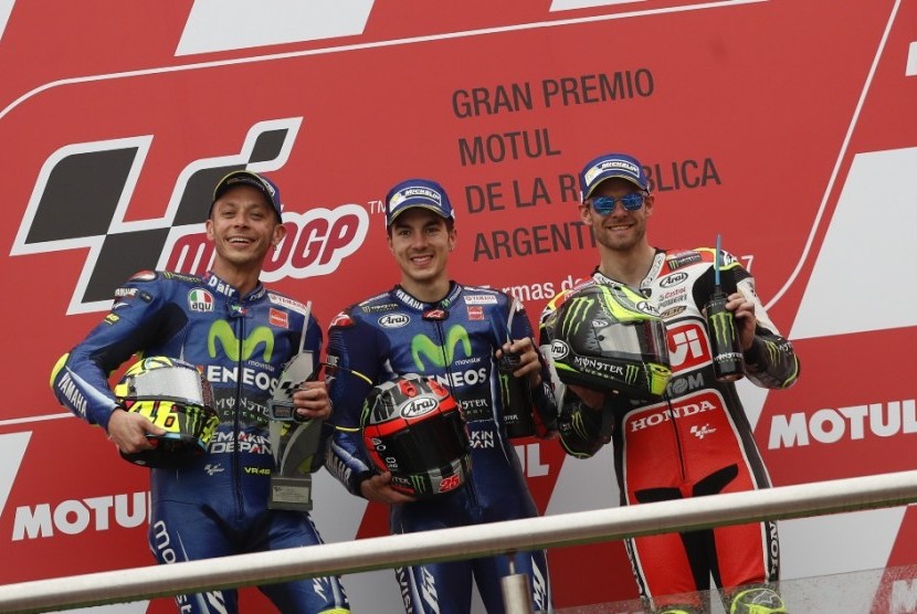 Valentino Rossi (kiri) bersama Maverick Vinales (tengah) dan Cal Crutchlow.