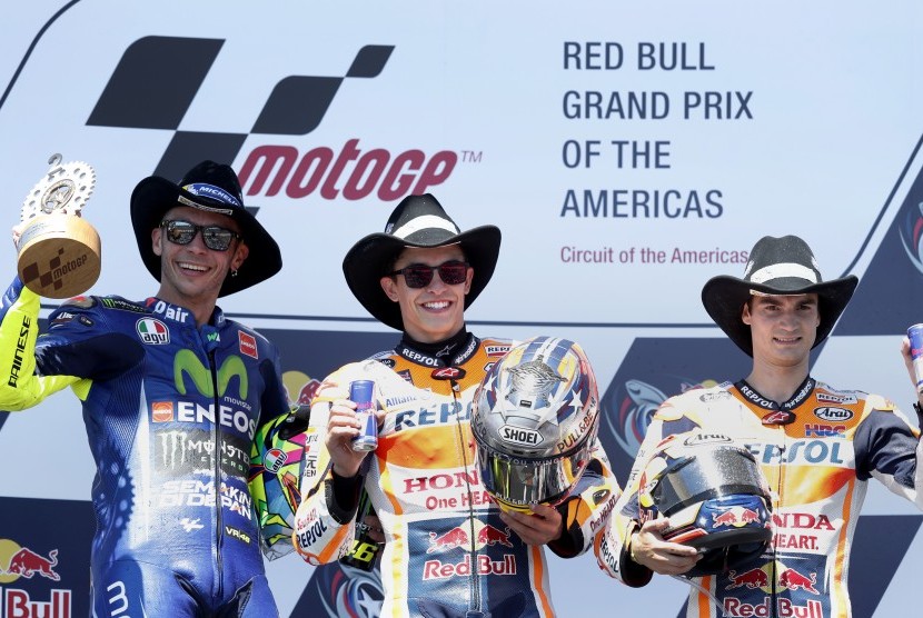 Valentino Rossi (kiri) di podium GP Amerika 2017.