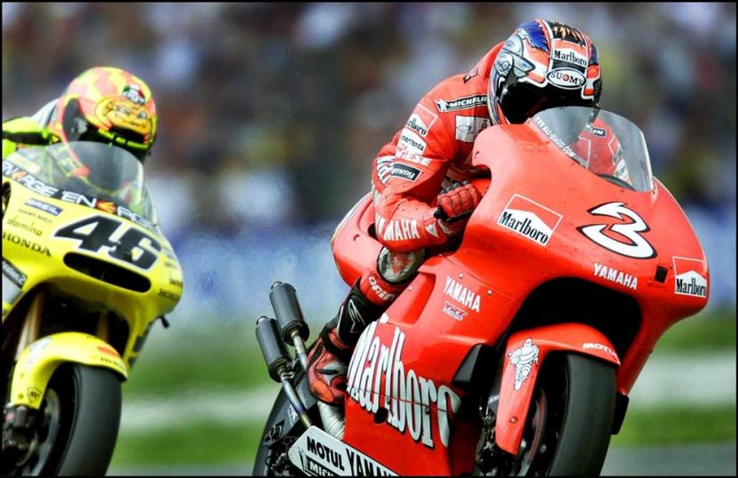 Valentino Rossi (kiri) sedang mengejar rivalnya, Max Biaggi dalam balapan MotoGP di Belanda, pada 2001 silam. 