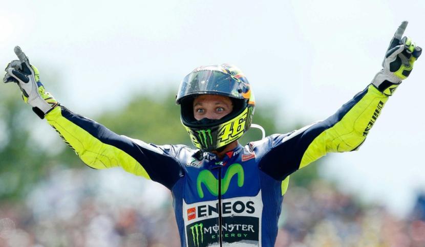 Valentino Rossi melakukan selebrasi seusai memenangi seri balapan MotoGP di Sirkuit Assen, Beland pada musim 2017 silam. 