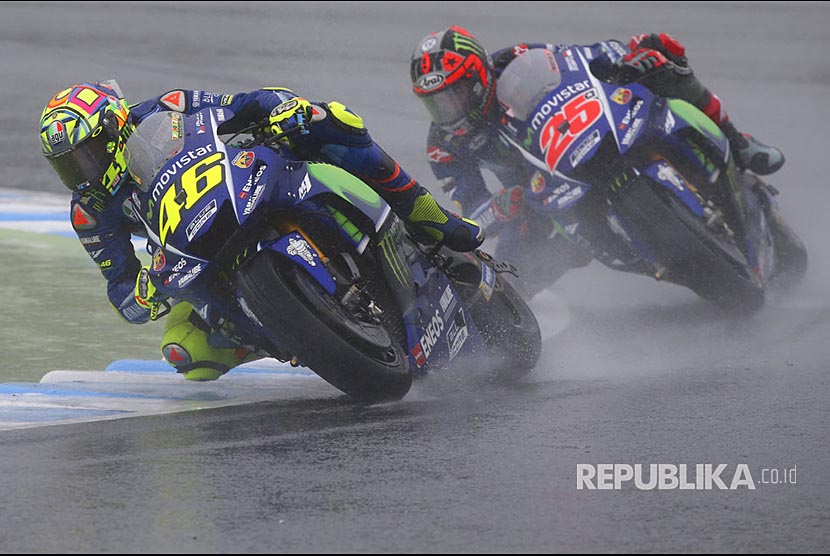 Valentino Rossi memacu Yamaha diikuti Maverick Vinales pada Grandprix MotoGP Jepang di sirkuit Twin Ring Motegi, Motegi, Jepang.