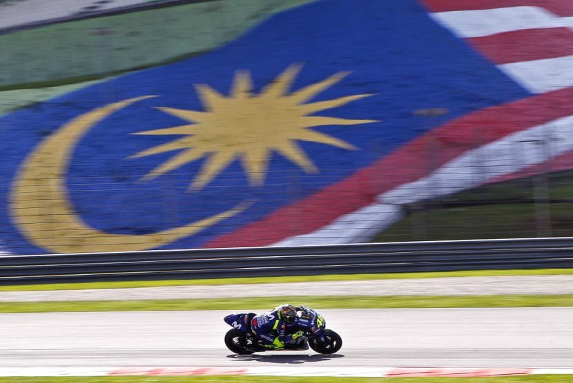 Valentino Rossi mengendarai motor Yamaha dalam tes pramusim MotoGP di Sirkuit Internasional Sepang, Malaysia, Ahad (28/1).