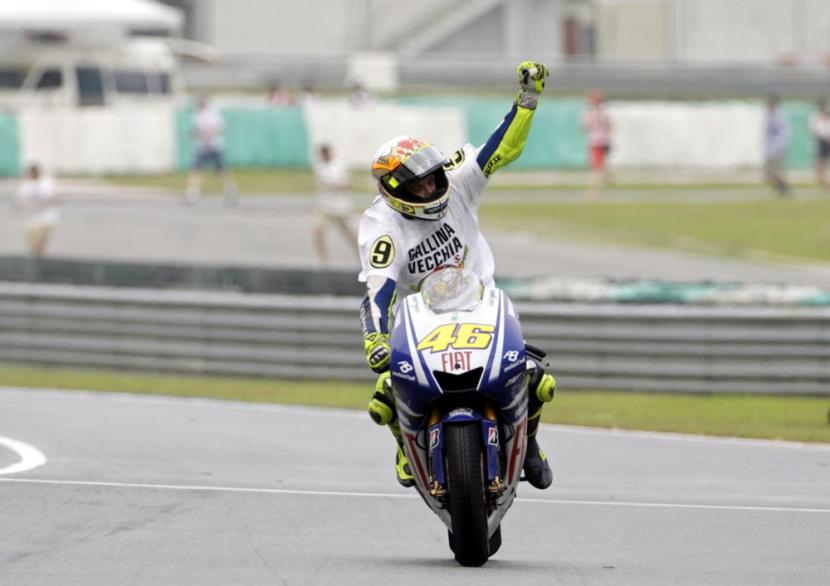Valentino Rossi merayakan keberhasilan menjuarai MotoGP 2009 di Sirkuit Sepang, Malaysia. 