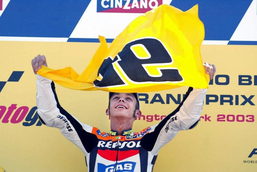 Valentino Rossi muda tampak riang gembira merayakan 