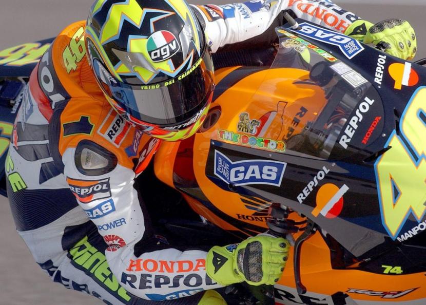 Valentino Rossi saat masih memperkuat Honda di MotoGP dalam sebuah balapan di Spanyol pada Juli 2003 silam. 