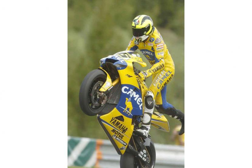 Valentino Rossi saat melakukan aksi Cross Leg Wheelie di MotoGP seri Ceska pada tahun 2006 silam. Rossi harus merelakan kesempatan jadi juara dunia musim itu karena suatu hal yang fundamental. 