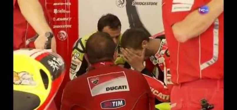 Valentino Rossi tampak stres setelah terlibat kecelakaan dengan Marco Simoncelli