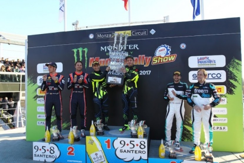 Valentino Rossi (tengah) mengangkat piala Monza Rally Show.