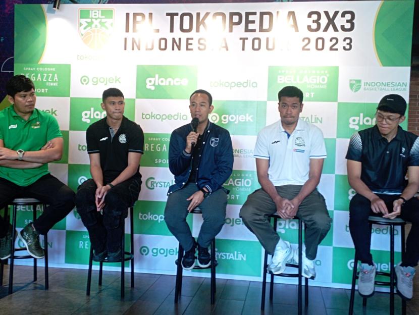  Valentino Wuwungan (Bumi Borneo), David Liberti Nuban (RANS PIK), Junas Miradiarsyah (Dirut IBL), Sandy Ibrahim (Satria Muda), dan Indra Muhammad (Prawira Bandung) (dari kiri ke kanan) saat konferensi pers IBL Tokopedia 3x3 Indonesia Tour 2023.