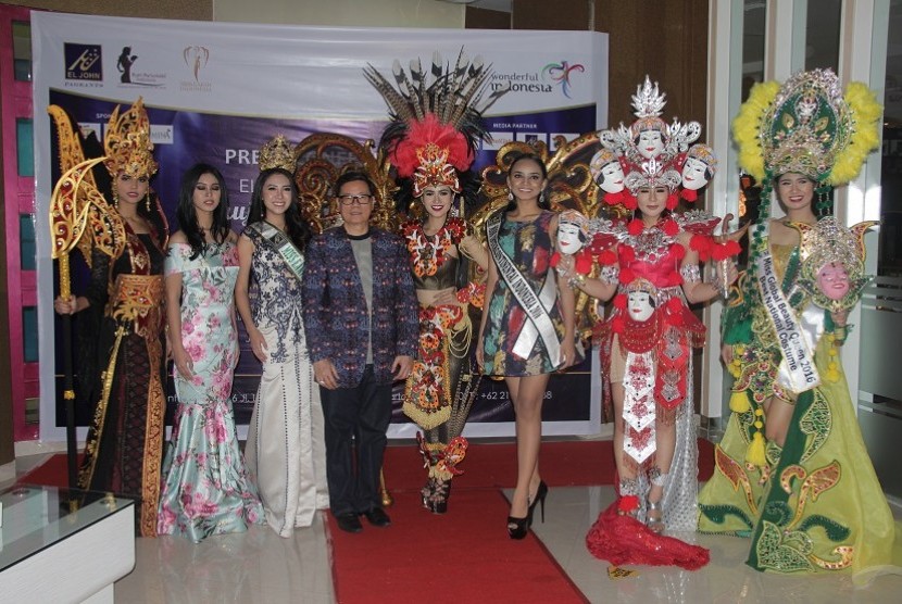 Valerie Krasnadewi (kiri) bersama putri-putri lain di El John Pageants yang akan menjadi wakil Indonesia di sejumlah ajang Internasional