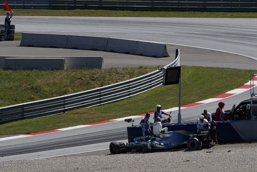 Valtteri Bottas keluar dari mobilnya setelah menabrak pembatas dalam sesi latihan bebas kedua GP Austria, Jumat (28/6).