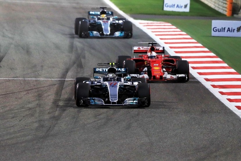 Valtteri Bottas saat masih di depan Sebastian Vettel (tengah) dan Lewis Hamilton pada GP Bahrain, Senin (17/4).