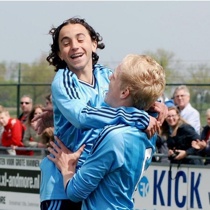 Van de Beek (kanan) tumbuh bersama Appie di akademi Ajax Amsterdam.
