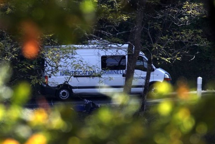 Van polisi forensik tiba di lokasi kecelakaan bus dan truk di dekat Puisseguindi wilayah Gironde, timur Bordeaux, Prancis, Jumat pagi (23/10).