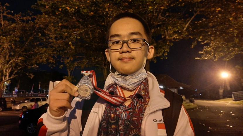 Vannes Wijaya, siswa Sekolah Menengah Atas Negeri (SMAN) VIII Pekanbaru, Riau, yang berhasil meraih medali perak dalam International Olympiad in Informatics 2022 yang digelar di Daerah Istimewa Yogyakarta, Indonesia. 
