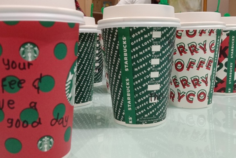 Varian kopi akhir tahun Starbucks selalu tersaji di gelas khusus atau dikenal dengan red cup.