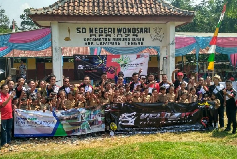 Velozity (Veloz Community) bersama Tunas Toyota menggelar aksi sosial dengan memberikan bantuan berupa alat tulis untuk 150 siswa SDN Wonosari, Gunungsugih, Lampung Tengah