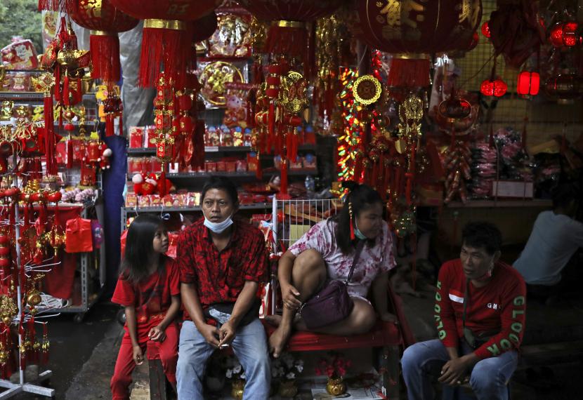 Vendor menunggu pelanggan di kios mereka yang menjual dekorasi untuk Tahun Baru Imlek mendatang di pasar China Town di Jakarta, Indonesia, Rabu, 3 Februari 2021. 